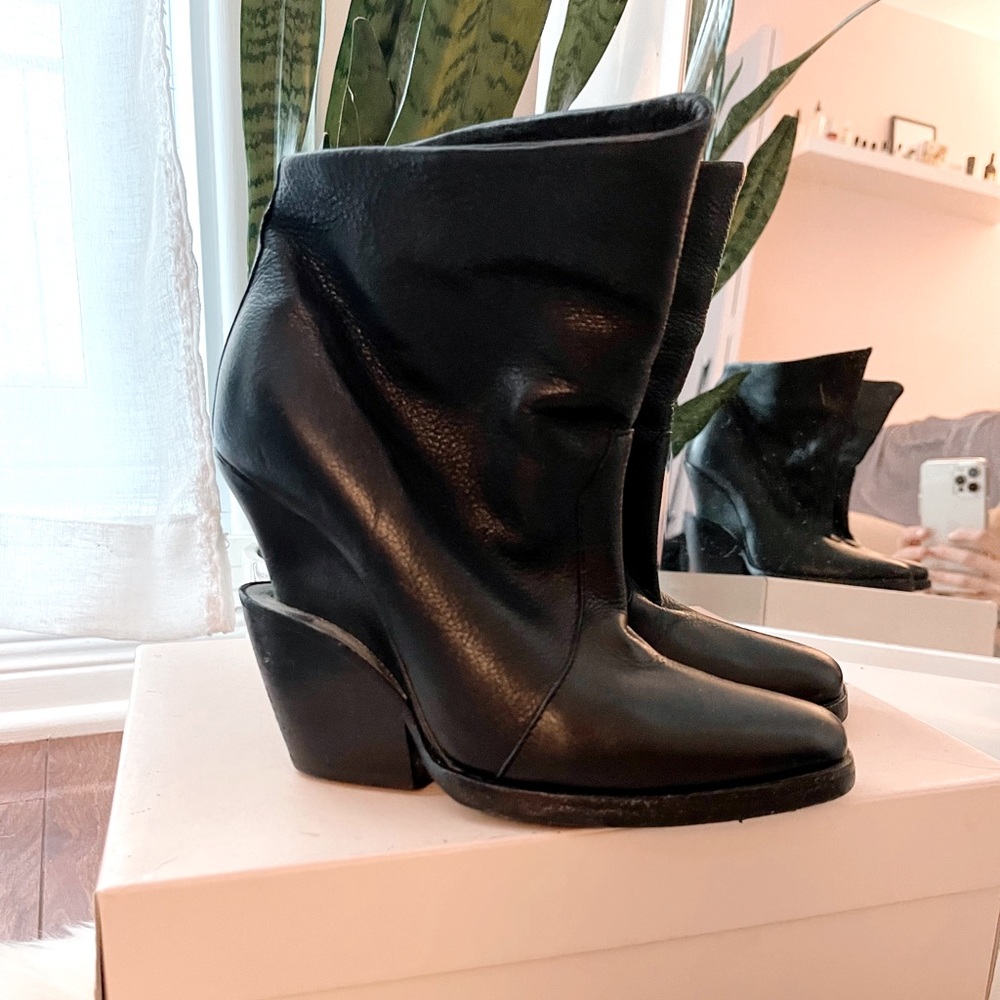 Theyskens’ Theory Black Leather Heel Boots 38
